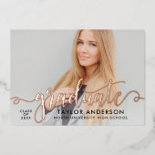 Afstuderen Roos Gold Modern Script Afstuderen Foto Folie Uitnodiging (Voorkant)
