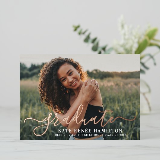 Afstuderen Roos Gold Script Afstuderen Foto Folie Uitnodiging (Staand Voorkant)