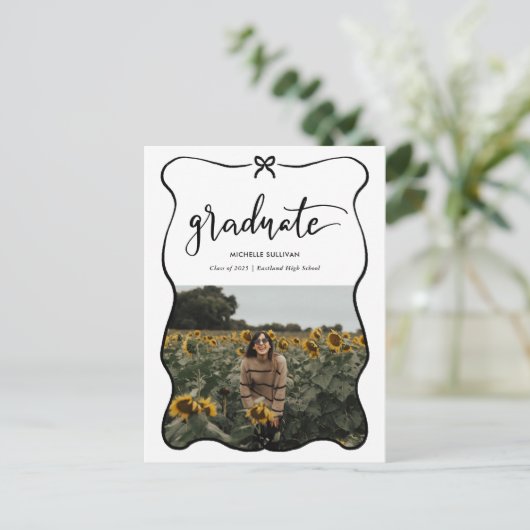 Afstuderen script Handgeschreven Schattige Bow Hea Aankondigingskaart (Staand voorkant)