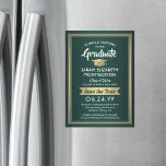 Afstuderen Sparen de Datum Elegant Groen Goud Magnetische Uitnodiging<br><div class="desc">Deel het vrolijke nieuws van uw aanstaande afstudeerpartij met deze elegante groene, witte en faux goudfolie sparen de datum magnetische uitnodigingen. Al tekst is eenvoudig aan te passen. De magnetisch rug maakt hen voor familie en vrienden gemakkelijk om te tonen. Het ontwerp is voorzien van gouden faux metalen folie, handgeschreven...</div>