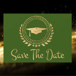 Afstuderen sparen de Datum Gold Afstudeerder Pet G Save The Date<br><div class="desc">Dit is modern eenvoudig en elegant klassiek goud en groene school met kleur Save the Date Notice card. Moderne stijltekst. Voeg je eigen bericht op de achterkant van de kaart toe met details voor je familie en vrienden om de datum te bewaren voor een afstuderen ceremonie, gebeurtenis, feest of andere...</div>