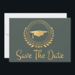 Afstuderen sparen de Datum Gold Emblem Afstudeerde Save The Date<br><div class="desc">Ik vind het leuk om kunstwerk voor afstuderen te ontwerpen. Dit is modern, eenvoudig en elegant klassiek goud en groen gekleurd sparen de Datum aankondiging kaart. Moderne stijltekst. Voeg je eigen bericht op de achterkant van de kaart toe met details voor je familie en vrienden om de datum te bewaren...</div>