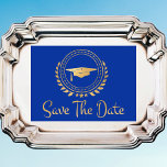 Afstuderen sparen de Datum Gold Emblem Afstudeerde Save The Date<br><div class="desc">Ik vind het leuk om kunstwerk voor afstuderen te ontwerpen. Dit is modern, eenvoudig en elegant klassiek goud en blauw met de kleur Save the Date Notice card. Moderne stijltekst. Voeg je eigen bericht op de achterkant van de kaart toe met details voor je familie en vrienden om de datum...</div>
