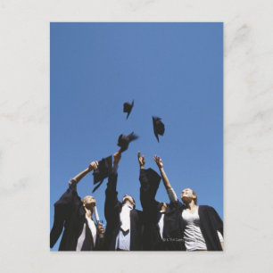 Afstuderen studenten die mortierplanken gooien, aankondigingskaart