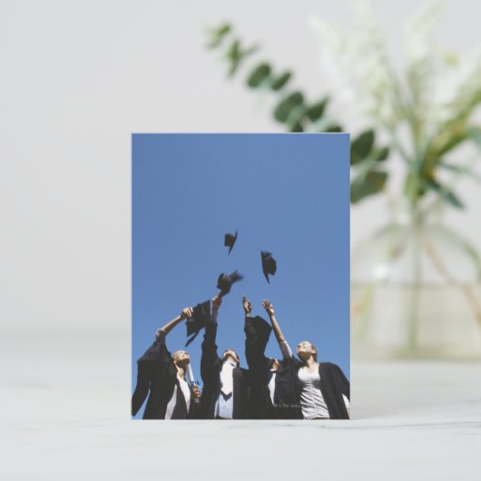 Afstuderen studenten die mortierplanken gooien, aankondigingskaart (Staand voorkant)