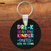 Afstuderen Tie Dye Kleuterschool Hier komen we Sleutelhanger (Voorkant)