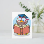 afstuderen uil een boek cartoon te lezen aankondigingskaart (Staand voorkant)