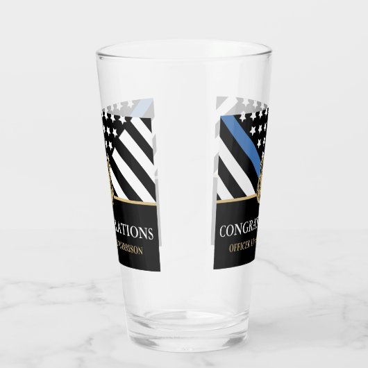 Afstuderen van de politieagent voor rechtshandhavi glas (Rechts)