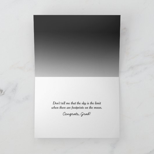 Afstuderen voetafdrukken op maan kaart (Binnen)