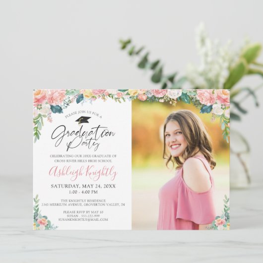 Afstuderen Waterverf Roze Floral Script Invitation Kaart (Staand voorkant)