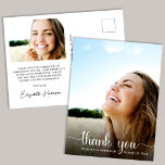 Afstuderen - witte bestreken script - Bekleding -  Briefkaart<br><div class="desc">Een modern afstuderen bedankt u briefkaart met de foto van de afgestudeerde met "dank u"in een wit manuscript met swashes en hun naam en klassenjaar in eenvoudige witte typografie. Voor de achterkant, voeg een extra foto toe, personaliseer een dank u bericht en voeg hun naam in een handtekening-als manuscript toe....</div>