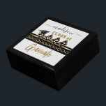 Afstuderen - Zwart & Goud - Gepersonaliseerd Cadeaudoosje<br><div class="desc">Afstuderen Gift Box klaar voor u om te personaliseren. De achtergrondkleur kan ook worden veranderd. ✔ OPMERKING: WIJZIG ALLEEN DE BENODIGDE SJABLOON GEBIEDEN! 😀 Indien nodig, kunt u de tekst verwijderen en beginnen met het opnieuw toevoegen van elke gewenste tekst en lettertype. 📌Als u meer aanpassingen nodig hebt, klikt u...</div>