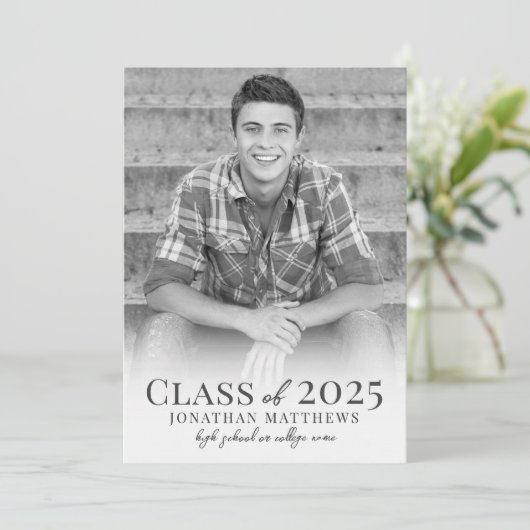 Afstuderen Zwart Wit Man Foto Afstuderen Aankondiging (Staand voorkant)