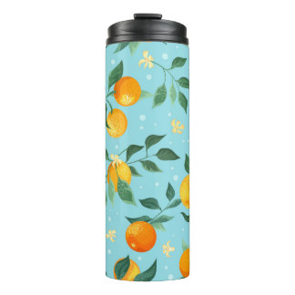 Aftakkingen van sinaasappels met bloemen op een bl thermosbeker