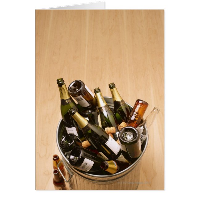 Afvalbak vol met lege champagneflessen op (Voorkant)