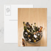 Afvalbak vol met lege champagneflessen op briefkaart (Voorkant / Achterkant)