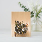 Afvalbak vol met lege champagneflessen op briefkaart (Staand voorkant)