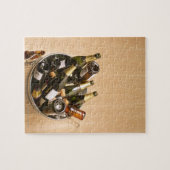 Afvalbak vol met lege champagneflessen op legpuzzel (Horizontaal)