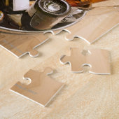 Afvalbak vol met lege champagneflessen op legpuzzel (Zijkant)