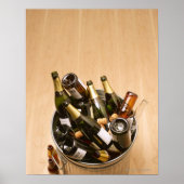 Afvalbak vol met lege champagneflessen op poster (Voorkant)