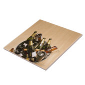 Afvalbak vol met lege champagneflessen op tegeltje (Zijkant)