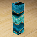 Agaat Blauwgroen Blauw Goud Marmer Turquoise Wijnd Wijn<br><div class="desc">Wijndozen met Agaat Blauwgroen Blauw Goud Glitter Marmer Aqua Turquoise Geode Gift - of Voeg Jouw naam / Tekst toe - Maak uw speciale cadeau! Formaat wijzigen en verplaatsen of verwijderen / toevoegen van tekst / elementen met aanpassingstool! Ontwerp door MIGNED! Zie mijn andere projecten/design en schilderijen. Je kunt mijn...</div>