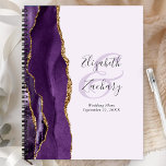 Agaat Geode Paarse Gouden Lavendel Huwelijksplanne Planner<br><div class="desc">Deze elegante moderne weddingplanner heeft een paarse waterverf design afgewerkt met faux gold glitter. Pas eenvoudig de houtskoolgrijze tekst aan op een bleke lavendelachtergrond, met de namen van de bruid en bruidegom in handschrift kalligrafie over een groot ampersand. Voeg de titel en trouwdatum hieronder cursief toe. De achterkant heeft een...</div>