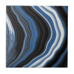 Agate effect, zwart, wit en blauw tegeltje<br><div class="desc">Deze opvallende marmeren effect tegel toont een gedurfde digitale agaat ontwerp met vloeiende wervelingen van blauw, zwart en wit, het creëren van een dynamische en eigentijdse uitstraling. Het is een uitstekende keuze voor moderne badkamers of als een opvallend accent in een jongensachtige slaapkamer. Het abstracte patroon en de op geodes...</div>