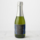 Agate Geode Navy Blauwe Goud Donkere Save the Date Sparkling Wijnetiket (Voorkant)