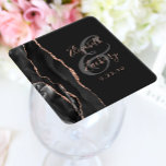 Agate Geode Script Black Roos Gold Dark Weddenscha Kartonnen Onderzetters<br><div class="desc">Dit elegante moderne bruiloft onderzetter is voorzien van een zwarte waterverf geo-vormig ontwerp dat is getrimd met faux roos gold glitter. Pas eenvoudig de roos gekleurde tekst aan op een niet-zwarte achtergrond,  met de namen van de bruid en de groom in handschriftelende kalligrafie over een grote,  kool grijze ampersand.</div>