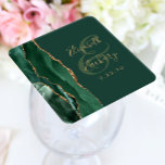 Agate Geode Script Emerald Green Gold Wedding Kartonnen Onderzetters<br><div class="desc">Dit elegante moderne bruiloft onderzetter is voorzien van een smaragdgroene waterverf agaat geode ontwerp afgewerkt met faux gouden glitter. Pas eenvoudig de goudkleurige tekst aan op een groene achtergrond,  met de namen van de bruid en bruidegom in handschrift kalligrafie over een groot ampersand.</div>