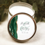 Agate Geode Script Emerald Green Gold Wedding Ronde Sticker<br><div class="desc">Deze elegante moderne bruiloft sticker heeft een smaragdgroene waterverf agaat geode ontwerp afgewerkt met faux gouden glitter. Pas eenvoudig de houtskoolgrijze tekst aan op een witte achtergrond,  met de namen van de bruid en bruidegom in handschrift kalligrafie over een groot groen ampersand.</div>