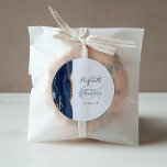 Agate Geode Script Navy Blue Gold Wedding Ronde Sticker<br><div class="desc">Deze elegante moderne bruiloft sticker is voorzien van een blauw marinesoldaat geo-ontwerp dat is gemaakt met faux goudglitter. Pas eenvoudig de tekst van de houtskool grijs op een witte achtergrond aan,  met de namen van de bruid en groom in handschriftelende kalligrafie over een groot,  bleek blauw ampersand.</div>