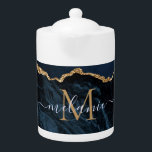 Agate Navy Blue Gold Gemstone Marble Monogram Naam Theepot<br><div class="desc">Agate Navy Blue Gold Gemstone Marble Monogram Name Geode Glitter Sparkle Personalized Birthday - Jubileum of Wedding Gift / Suppliest - Voeg je brief/naam toe - Tekst of verwijder - Maak je eigen cadeautje - Resize en beweeg of verwijder tekst/elementen met aanpassingsgereedschap. Ontwerp door MIGNED. Zie mijn andere projecten/design en...</div>