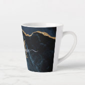 Agate Navy Blue Gold Marble Name Letter Latte Mok (Rechts)