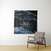 Agate Navy Blue Gold Marble Tapestry Monogram Wandkleed (In situ)