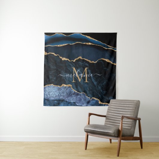 Agate Navy Blue Gold Marble Tapestry Monogram Wandkleed (In situ)