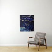 Agate Navy Blue Marble Tapestry Custom Name Letter Wandkleed (In situ)