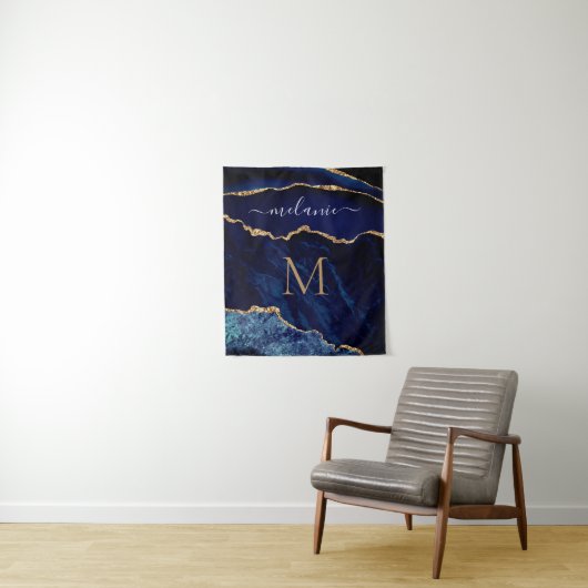 Agate Navy Blue Marble Tapestry Custom Name Letter Wandkleed (In situ)