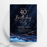 Agate Navy Blue Roos Gold 40th Birthday Kaart<br><div class="desc">Marineblauw en roos gouden agaat 40e verjaardagsfeestuitnodiging. Elegant modern ontwerp met een koningsblauwe waterverf agaat marmeren geode achtergrond,  faux glitter roos goud en typografie script lettertype. Trendy uitnodigingskaart perfect voor een stijlvol vrouwenfeest. Gedrukte Zazzle-uitnodigingen of direct download digitale afdrukbare sjabloon.</div>
