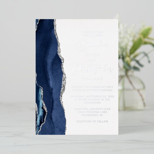 Agate Navy Blue Silver Modern Script Wedding Folie Uitnodiging (Staand Voorkant)