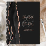 Agate Script Zwart Roos Goud Donker Huwelijksplann Planner<br><div class="desc">Deze elegante moderne weddingplanner heeft een zwart waterverf design afgewerkt met faux roos gouden glitter. Pas eenvoudig de roos roze tekst aan op een off-black achtergrond, met de namen van de bruid en bruidegom in handschrift kalligrafie over een grote, houtskoolgrijze ampersand. Voeg de titel en trouwdatum hieronder cursief toe. De...</div>