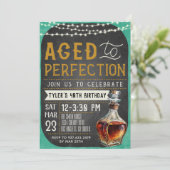 Aged to Perfection Whiskey Verjaardag Uitnodiging (Staand voorkant)