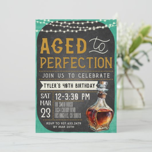 Aged to Perfection Whiskey Verjaardag Uitnodiging (Staand voorkant)