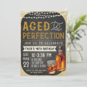 Aged to Perfection Whiskey Verjaardag Uitnodiging (Staand voorkant)