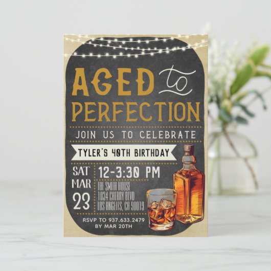 Aged to Perfection Whiskey Verjaardag Uitnodiging (Staand voorkant)