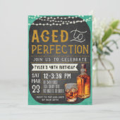Aged to Perfection Whiskey Verjaardag Uitnodiging (Staand voorkant)