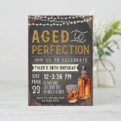 Aged to Perfection Whiskey Verjaardag Uitnodiging (Staand voorkant)
