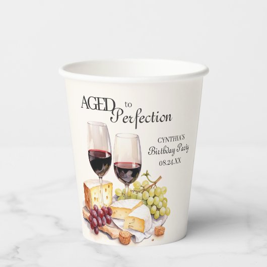 Aged to Perfection Wijn en kaas Verjaardag Papieren Bekers (Achterkant)