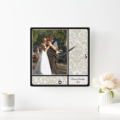Aged Vintage Damask Pattern Wedding Photograph Vierkante Klok (Huis)